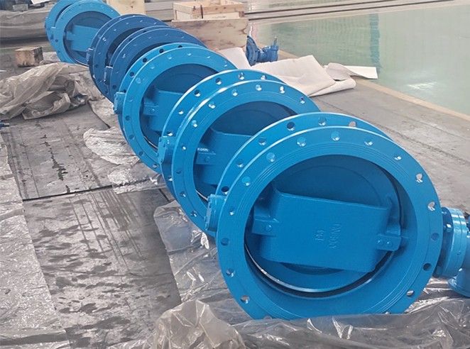 What are the main features of flanged butterfly valves？